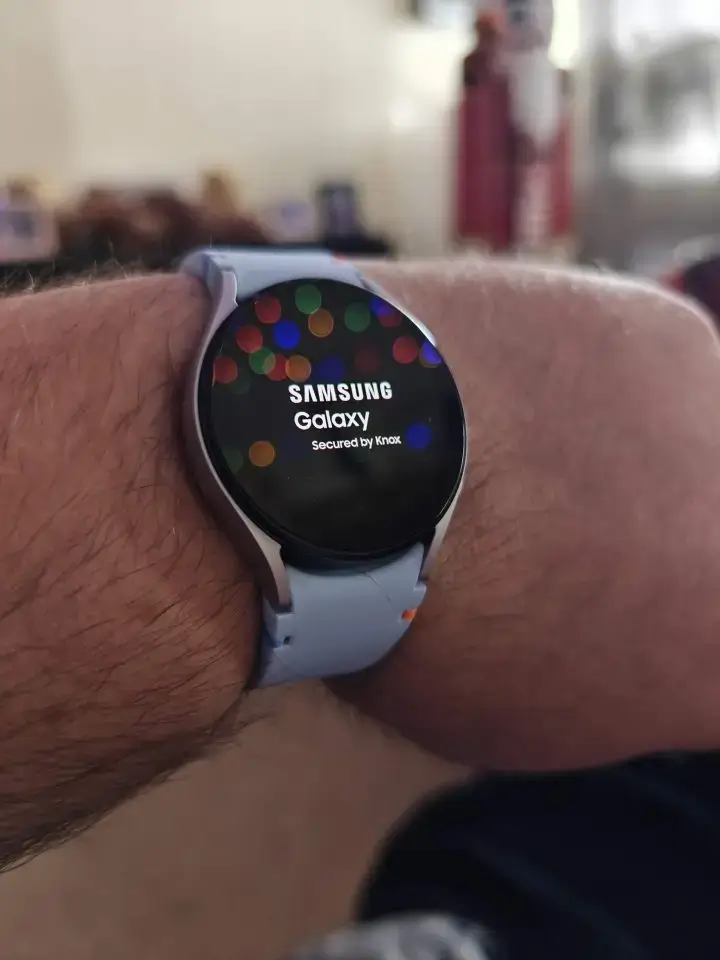 Samsung Galaxy Watch FE demonstrating advanced health tracking features including heart rate monitoring and body composition analysis.